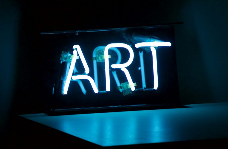 Ed Sheeran expone en Londres: arte, beneficencia y polémica por sus “Cosmic Carpark Paintings”