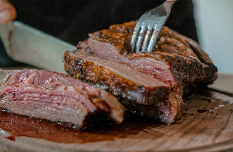 Dos caballitos de batalla para la cocina: el clásico pastel de carne bien especiado y una quiche de placa para salvar la semana