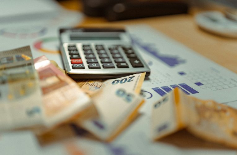 Paritarias y salarios por decreto: el contraste entre el acuerdo metalúrgico y el experimento fallido de California