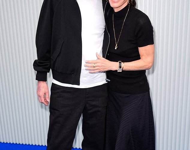 Courteney Cox se separó de la estrella de Snow Patrol, Johnny McDaid, después de más de una década juntos, y está saliendo con otra persona.