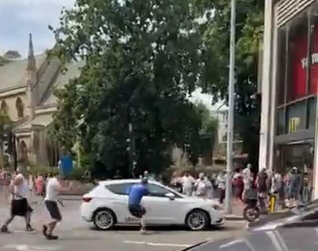 Cinco personas resultaron heridas después de que un automóvil atropelló a peatones en una calle de Londres, mientras un británico de 34 años nacido en Somalia está detenido bajo sospecha de homicidio involuntario y conducción peligrosa.