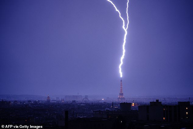 Mientras un rayo cae sobre la Torre Eiffel mientras los países europeos luchan contra temperaturas récord