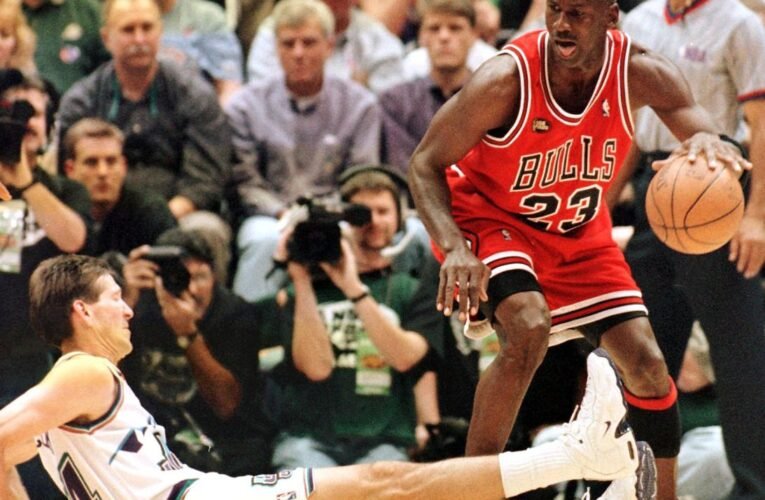 Las zapatillas de Michael Jordan de las Finales de la NBA de 1998 se venden por un récord de 2,2 millones de dólares