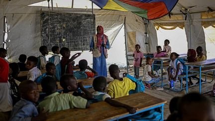 Casi 100 millones de niños no acuden a la escuela en todo el mundo a causa de los conflictos y la crisis climática, según la ONU – franceinfo