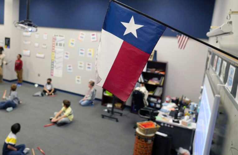 La Junta de Educación del Estado de Texas vota para agregar textos cristianos a la lista de lectura obligatoria – Houston Public Media