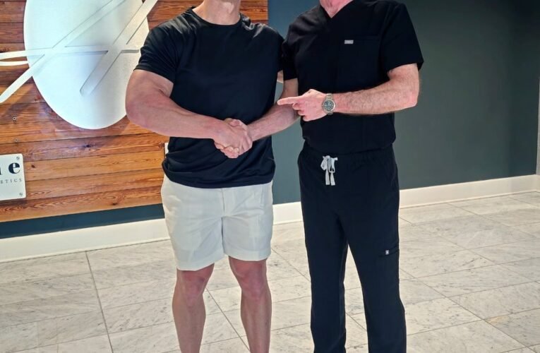 John Cena revela cabeza calva antes del segundo trasplante de cabello