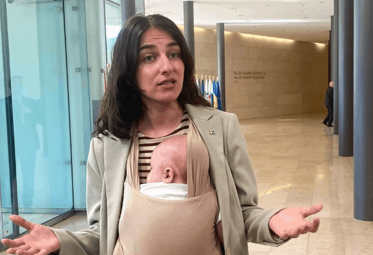 El ministro trajo a su hijo de tres meses a visitarlo VIDEO: El ministro sueco dio un discurso con el bebé en su regazo; Dijo: La carrera no se detiene después de convertirse en madre.
