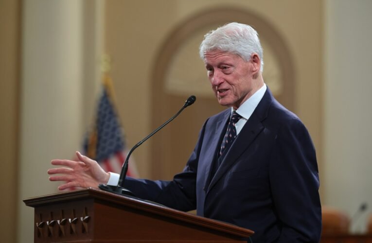 Bill Clinton comparte su opinión sobre las posibilidades de los demócratas a medio plazo tras las elecciones socialistas en Nueva York.