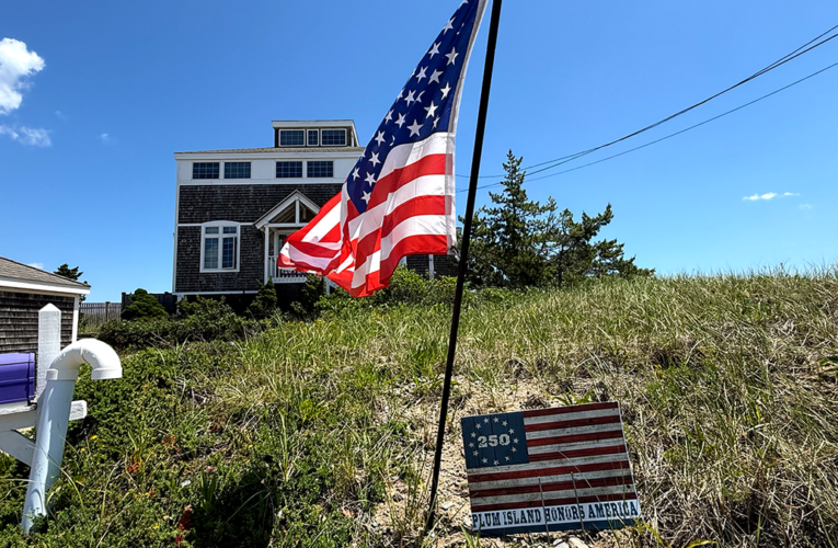 Residentes de la ciudad de Massachusetts advirtieron que las banderas estadounidenses violarían las leyes de especies