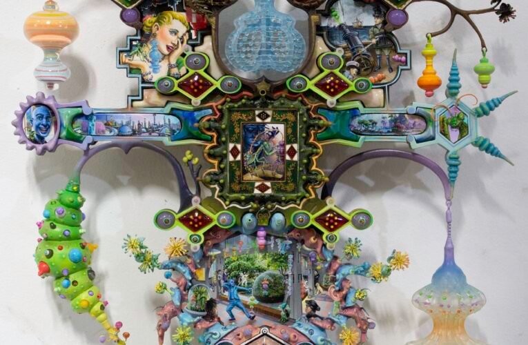 Una cacofonía visual de personas, lugares y objetos llena las pinturas de técnica mixta de Chris Millar: enormes