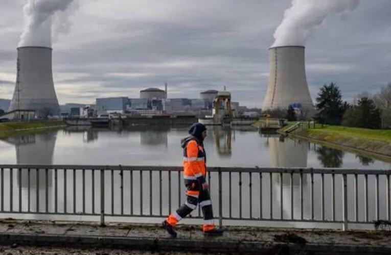 El riesgo de muerte relacionada con el calor es mayor en los países europeos: los ataques cardíacos se han cuadriplicado en Francia; En muchos países se cerraron trenes y plantas nucleares.
