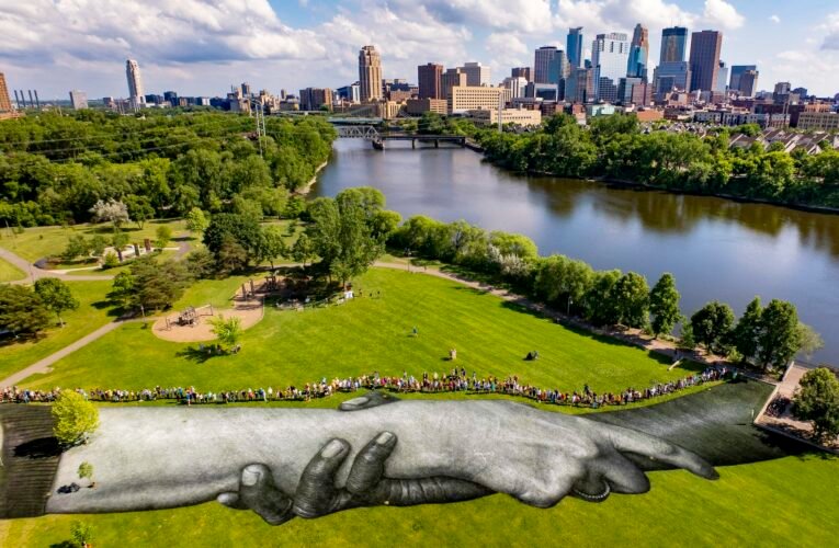 Un abrazo de armas de 23,000 pies cuadrados en Minneapolis celebra la resiliencia de la comunidad.