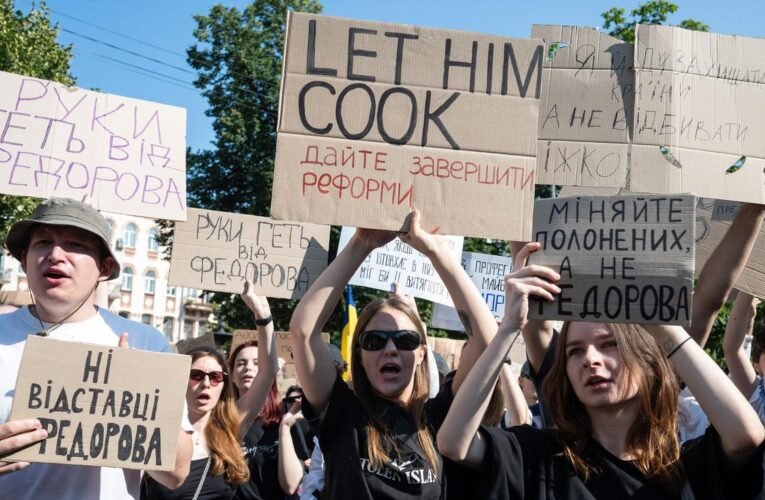 Government restructuring in Ukraine: Ukraine: Protests overshadow election of new government