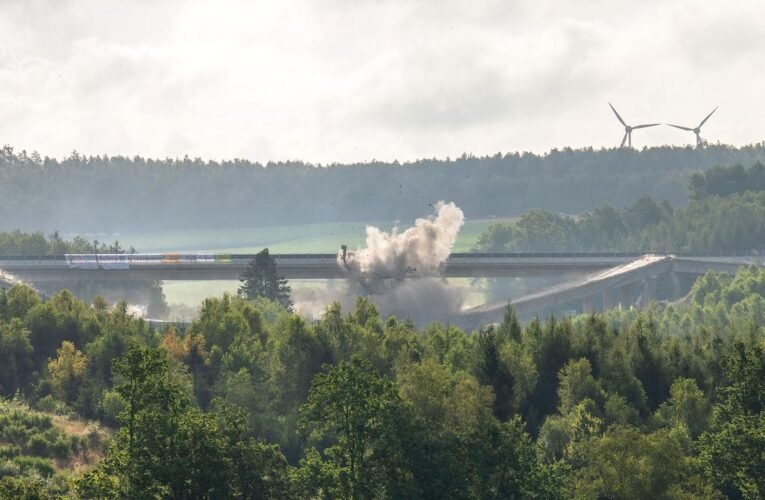 Ottfingen valley bridge: Dilapidated valley bridge on the A45 in Sauerland blown up on the second attempt
