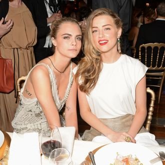Cara Delevingne confirma relación con Amber Heard.