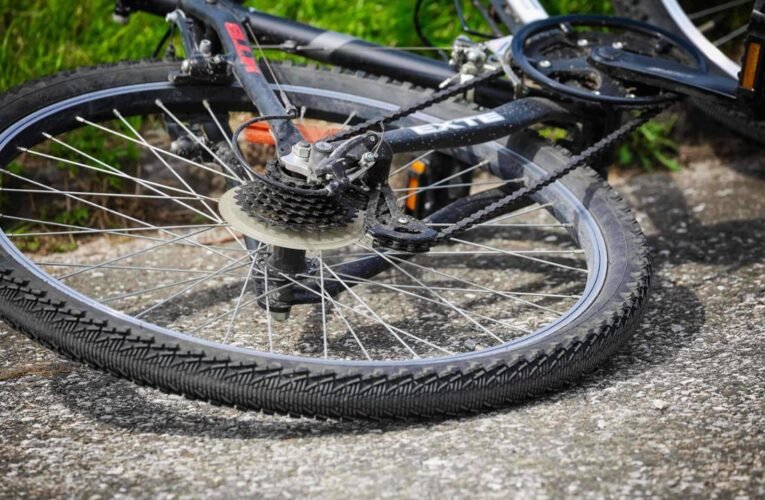 Man dies after falling without a helmet