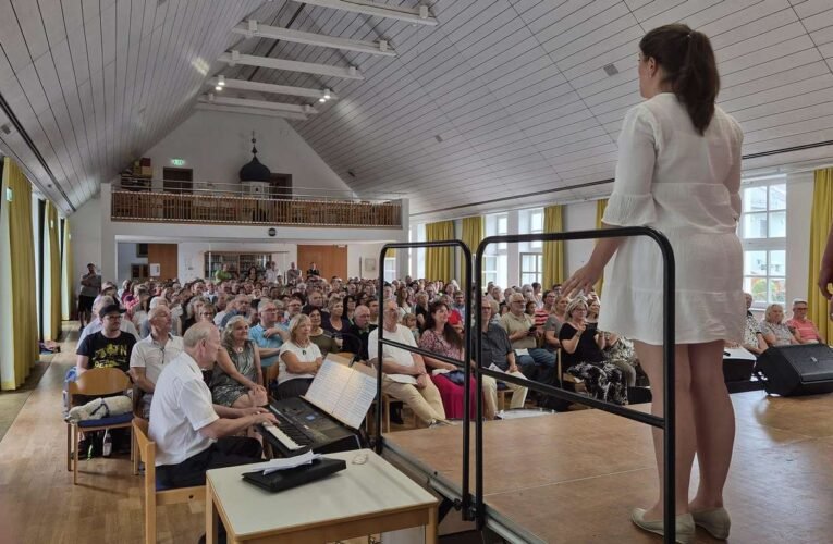 Six choirs delight the audience in the packed Martinstadl