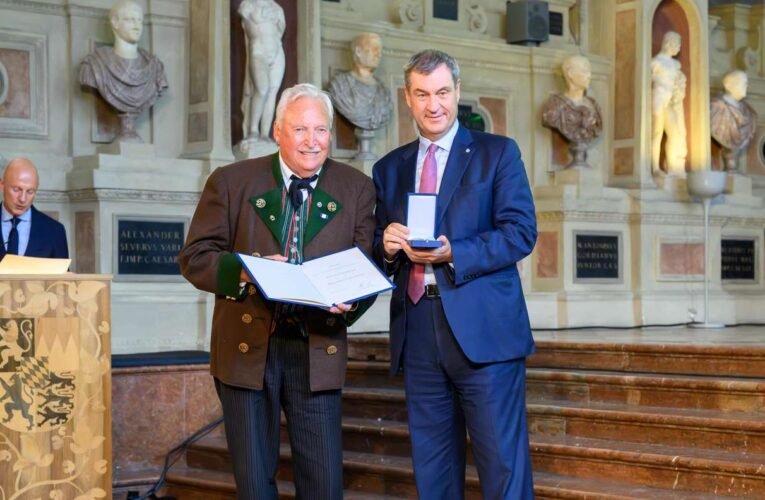 Söder honors Karl Wiedemann from Miesbach for traditional costume culture