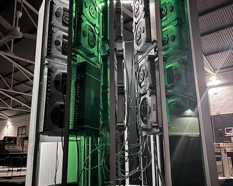 A-replica-of-the-Cray-1-supercomputer-from-30-obsolete-Mac.jpg