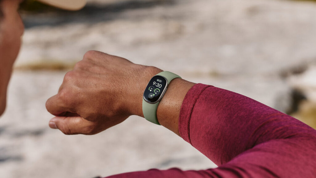 Google-announces-the-Fitbit-Edge-a-middle-ground-between-Pixel.jpg