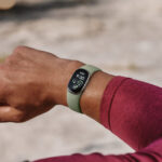 Google-announces-the-Fitbit-Edge-a-middle-ground-between-Pixel.jpg