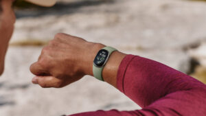 Google-announces-the-Fitbit-Edge-a-middle-ground-between-Pixel.jpg
