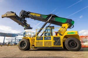 Hyster-equips-Rotterdam-port-with-hydrogen-powered-ReachStacker.jpg